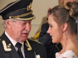 85-летний актер Иван Краско снялся с 25-летней женой в ретро-фотосессии