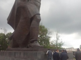 На памятнике Воину-освободителю "возвращают" надпись