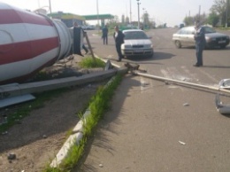 В Новой Одессе грузовик влетел в столб и перевернулся (ФОТО)
