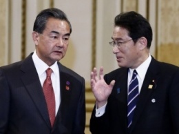 Глава МИД Японии впервые за три года прибыл в Китай