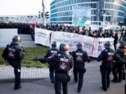 В Штутгарте митингующие подрались с полицией, около 400 человек задержаны