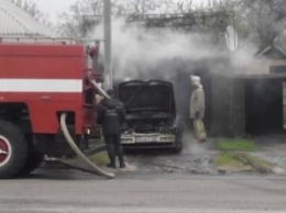 В Харькове горел гараж с автомобилем внутри (ФОТО)