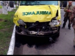 В Донецкой области скорая помощь с раненым бойцом АТО протаранила микроавтобус: ужасные подробности и фото с места аварии