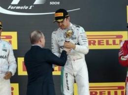 Путин вручил кубок Гран-при России гонщику Нико Росбергу
