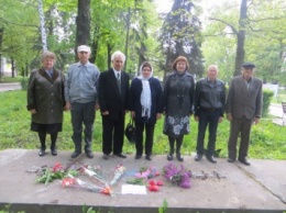 Первомай в Красноармейске: цветы на месте снесенного монумента "Серп и молот" и листовки "Гитлер капут!"
