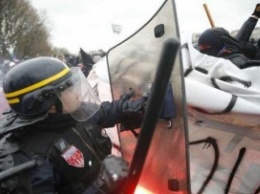 Первомайские протесты в Париже: полиция применила слезоточивый газ
