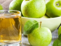 Ученые рассказали, кто должен пить яблочный сок только с водой