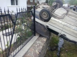 Авто 19-летнего парня на Закарпатье улетело в кювет (фото)
