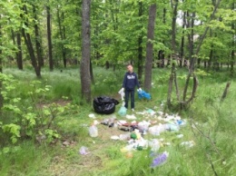 Одесская семья устроила уборку мусора в Фонтанском лесу