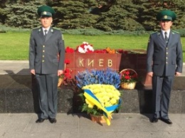Сокрушительный удар по российской "забывчивости": мемориал Киеву у кремлевской стены украсили желто-голубыми цветами