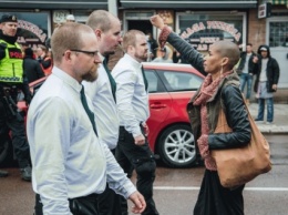 Темнокожая шведка всколыхнула общественность, заблокировав марш неонацистов (фото)