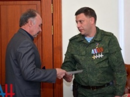 Захарченко наградил медалями «Золотая Звезда» родственников героев «ДНР» (ВИДЕО)(ФОТО)