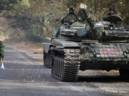 Российские солдаты с танками "потеснили" детей в школе