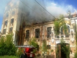 В Бердичеве горит помещение бывшего сахарного завода