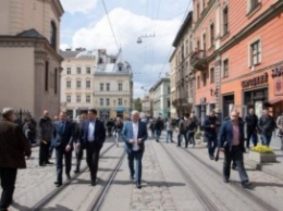 Гройсман сегодня прогуливается по улицам Львова