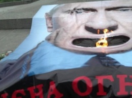 Националисты в Киеве положили пятиметрового Путина на Вечный огонь, превратив президента РФ в "геену огненную"