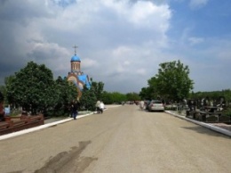 Марипольцы массово посетили кладбища в поминальные дни (ФОТО)