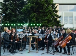 В День памяти и примирения в Николаеве отыграли 4-часовой концерт «Первая минута мира»
