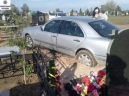 «Напоминальнилась»: нетрезвая женщина сбила надгробную плиту на одном из кладбищ Николаева