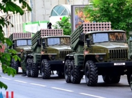 Нарушая минские договоренности, в оккупированном Донецке проводят парад с участием военной техники