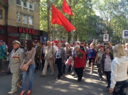 Бывшие коммунисты с красным знаменем пытались провести шествие на Соборной - все закончилось дракой