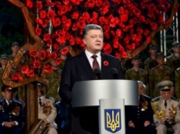 Поздравление Порошенко с 9 мая: президент прославил всех, кто защитил Украину от Третьего рейха и защищает от России