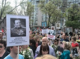 Жители Одессы, несмотря на запрет, развернули Знамя Победы: Полиция заставляла снимать Георгиевские ленты