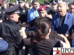 В Черкассах на центральной площади вспыхнула потасовка из-за флага в руках у ветеранов
