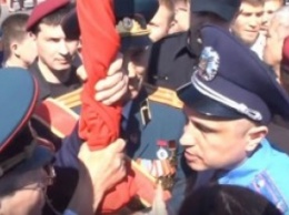 В Черкассах возник конфликт из-за красного флага