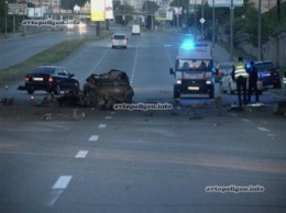 Жуткое ДТП в Киеве: на Саперно-Слободской Volkswagen разорвало на части об опору путепровода. Погибли водитель и пассажир.ФОТО+видео