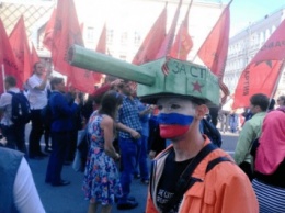 "Реально заклинило башню", - соцсети высмеяли костюм с танком на голове во время празднований 9 мая в РФ