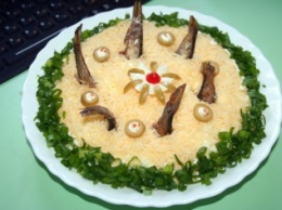 Салат «Рыбки в пруду» со шпротами