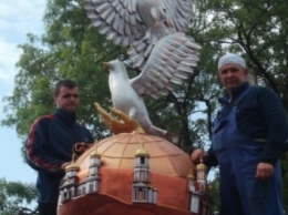 Вместо снесенного памятника Ленину в Вилково установили скульптурную композицию с голубями