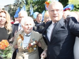Ветераны Днепропетровщины поблагодарили А.Вилкула за защиту от нападения радикалов во время празднования Дня Победы 9 Мая