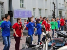 Байкеры и студенты повезли по Луганску 30-метровый флаг «ЛНР» (ФОТО)