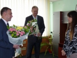 Кировоградские полицейские поздравили с Днем матери свою коллегу (ФОТО)