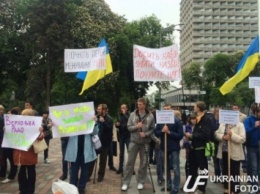 Под Радой проходит митинг против переименования Кировограда (фото, видео)
