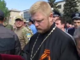 На Украине травят православного священника за Георгиевскую ленту в День Победы