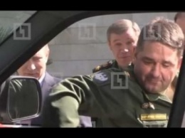 Перед Путиным оторвали ручку военного внедорожника (видео)