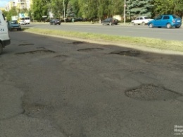 Популярные парковки в Ужгороде превратились в рассадники ям (ФОТОФАКТ)