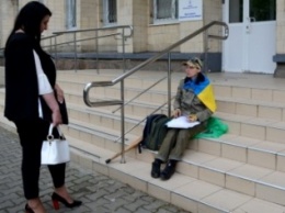На ступеньках Краматорского горсовета женщина устроила одиночный пикет и объявила голодовку