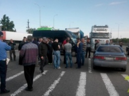 Дальнобойщики перекрыли трассу "Одесса-Киев" из-за весового контроля