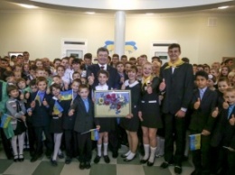 Порошенко открыл новую школу-символ восстановления Донбасса в Святогорске: Мы должны делать мощные шаги, чтобы приблизить мир
