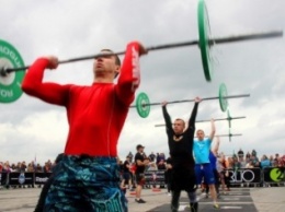 На Фестивальном причале самые атлетичные мужчины и спортивные девушки демонстрировали свою силу (ФОТО)