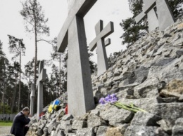 Порошенко в Киеве почтил память жертв политрепрессий