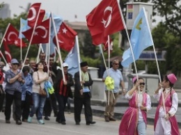 Невероятная сила "1944" Джамалы побудила Турцию на митинг: активисты с плакатами Путина-Гитлера почтили память крымских татар