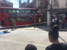 В Лондоне автобус влетел в магазин: 13 раненных (фото)