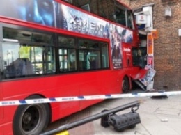 При ДТП в Лондоне автобус въехал в витрину магазина