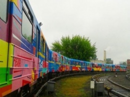 Париж, вид сбоку: в Киеве вышел на маршрут необычный поезд метро, расписанный испанским художником