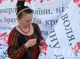 Вышивание 25-метрового рушника начали в Кировограде